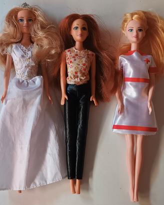Lotto di tre bambole tipo Barbie 