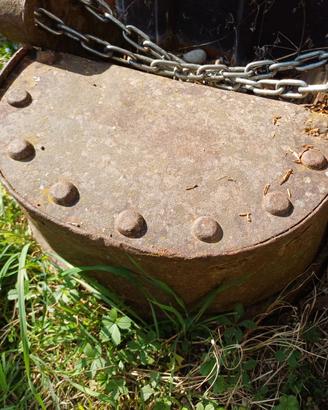 Antica secchia o tazza per catenaria draga