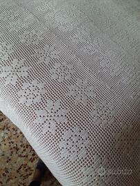 Copriletto fatto a mano a uncinetto 