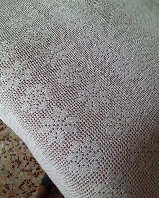 Copriletto fatto a mano a uncinetto 