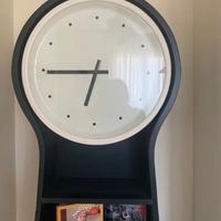 Mobiletto con Mensole e Orologio