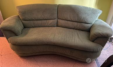 Divano rivestito in alcantara verde