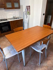 tavolo con 4 sedie colore marrone chiaro