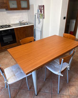 tavolo con 4 sedie colore marrone chiaro
