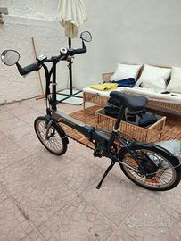 Bicicletta Btwin pieghevole a pedalata assistita