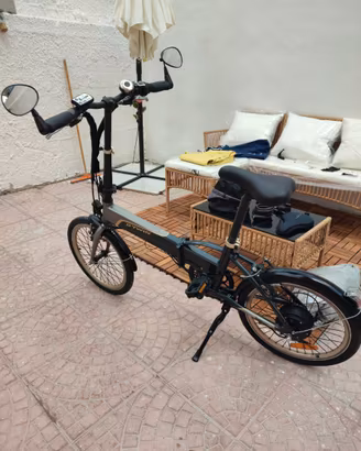 Bicicletta Btwin pieghevole a pedalata assistita