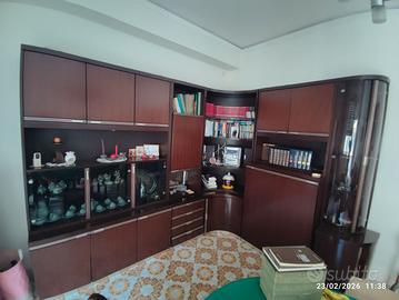 Mobile angolare, letto vetrina