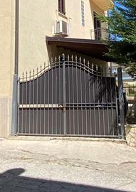 Cancello carrabile a due ante  in ferro battuto