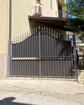 Cancello carrabile a due ante  in ferro battuto