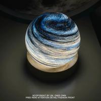 Ornamento con luce notturna del pianeta romantico