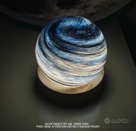 Ornamento con luce notturna del pianeta romantico