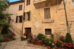 CASA SEMINDIPENDENTE A SPELLO