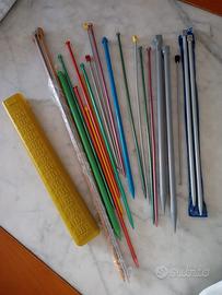 Assortimento di vari ferri da calza