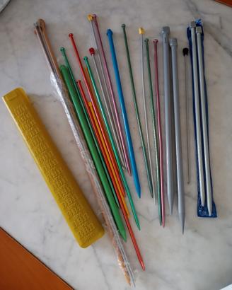 Assortimento di vari ferri da calza