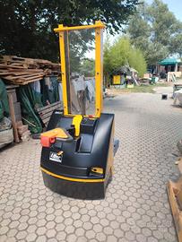 Carrello elettrico elevatore stoccatore timone