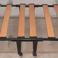 Letto singolo richiudibile con ruote.