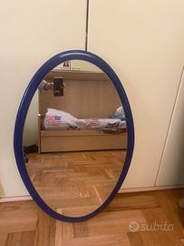 Specchio ovale con cornice blu