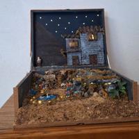 Presepe artigianale in scatola con luci e stelle