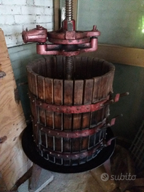 Torchio antico in legno e ghisa