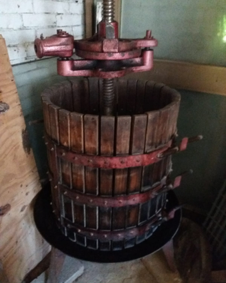 Torchio antico in legno e ghisa