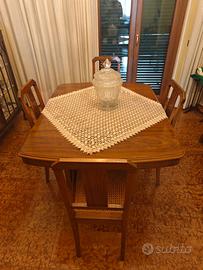 Tavolino Liberty con sedie