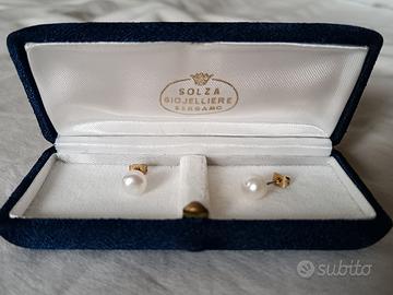 Orecchini con perla di oreficeria