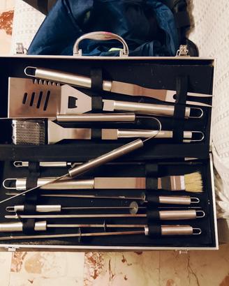 kit accessori per barbecue  nuovissimo 