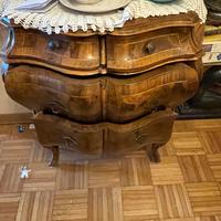 comò bombato in stile barocchetto veneziano.