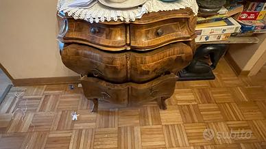 comò bombato in stile barocchetto veneziano.