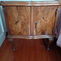 due comodini con vetro sopra 