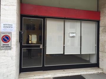 Via Moro negozio/ufficio vetrinato