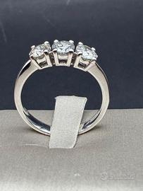 Anello Trilogy 1.10 ct oro bianco 18 kt