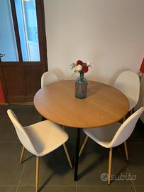 Tavolo rotondo con 4 sedie