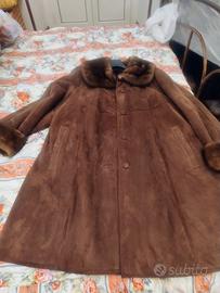 Cappotto con collo e polsini in pelliccia visone 