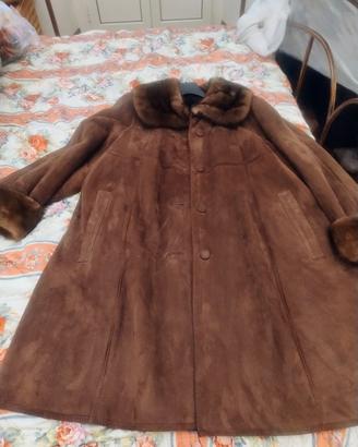 Cappotto con collo e polsini in pelliccia visone 