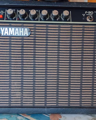 Amplificatore basso per chitarra elettrica.