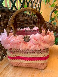Borsa all'uncinetto handmade con volant rosa e ma