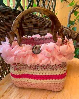 Borsa all'uncinetto handmade con volant rosa e ma