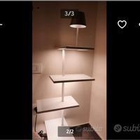 Comodino con mensole e luce