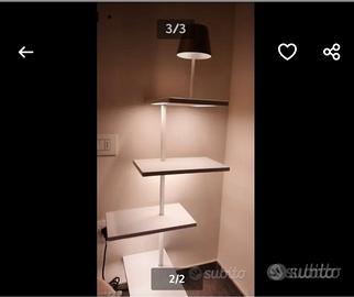 Comodino con mensole e luce