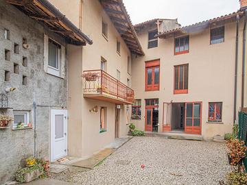 SPAZIOSA CASA BICAMERE CON SCOPERTO DI PROPRIET...