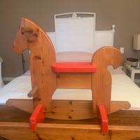 Cavallo a dondolo in legno