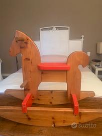 Cavallo a dondolo in legno