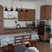 Cucina con elettrodomestici