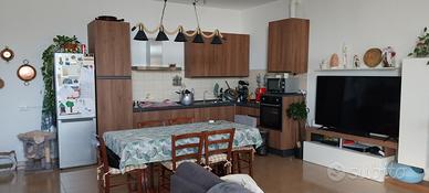 Cucina con elettrodomestici