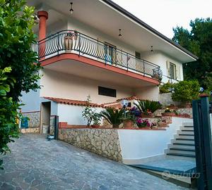 Villa indipendente arredata con terreno e giardino
