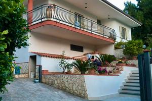Villa indipendente arredata con terreno e giardino