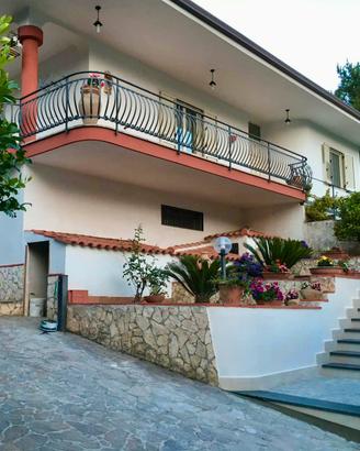 Villa indipendente arredata con terreno e giardino