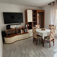 Parete soggiorno con tavole e sedie