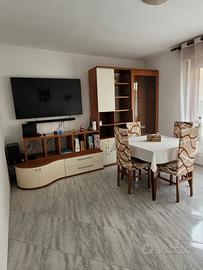 Parete soggiorno con tavole e sedie